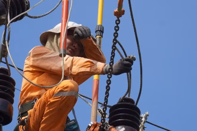 EVNNPC đang tập trung huy động tối đa nhân lực, vật tư, tăng cường kiểm tra vận hành lưới điện, chủ động các phương án xử lý sự cố.