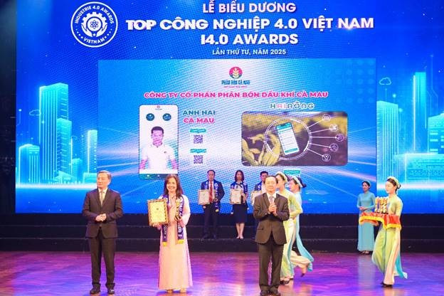 Đại diện PVCFC nhận biểu trưng vinh danh PVCFC đạt Top Doanh nghiệp có sản phẩm thông minh. Đại diện PVCFC nhận biểu trưng vinh danh PVCFC đạt Top Doanh nghiệp có sản phẩm thông minh.