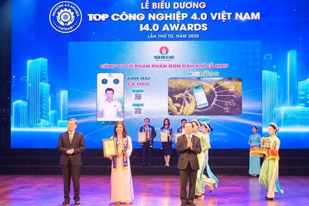 Đại diện PVCFC nhận biểu trưng vinh danh PVCFC đạt Top Doanh nghiệp có sản phẩm thông minh.