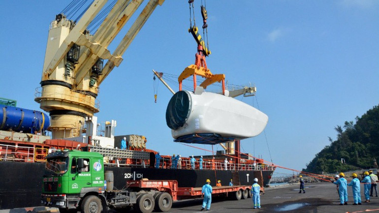 Đến năm 2030, khu bến Chân Mây sẽ được xây dựng 9–11 cầu cảng, tổng chiều dài 3.420m, công suất 8–10,7 triệu tấn/năm, trong đó hàng container đạt 0,2–0,4 triệu TEU. (Trong ảnh: Bốc dỡ hàng tại cảng Chân Mây) e8886d076768ef36b679-5596.jpg