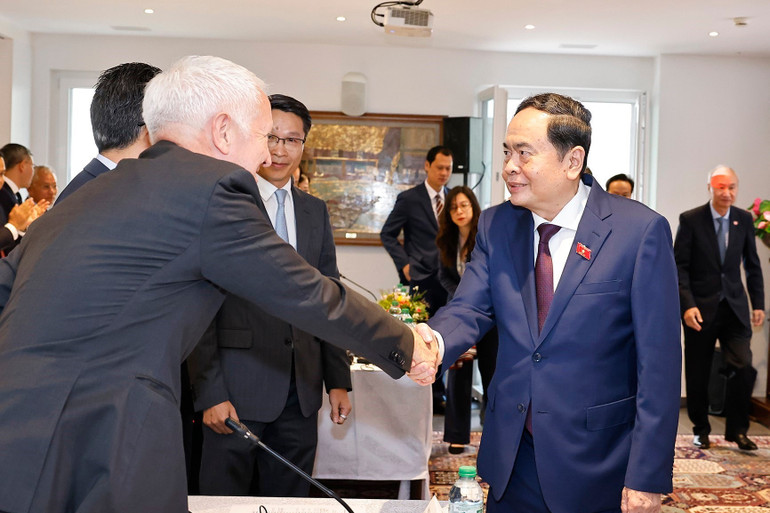 ប្រធានរដ្ឋសភាវៀតណាម លោក Tran Thanh Man បានអញ្ជើញចូលរួមពិធីបើកសិក្ខាសាលា “ការកសាង និងប្រតិបត្តិការមជ្ឈមណ្ឌលហិរញ្ញវត្ថុអន្តរជាតិ និងអនុសាសន៍សម្រាប់វៀតណាម”។ (រូបថត៖ VNA) vna-potal-chu-tich-quoc-hoi-tran-thanh-man-du-khai-mac-toa-dam-xay-dung-va-van-hanh-trung-tam-tai-chinh-quoc-te-va-khuyen-nghi-cho-viet-nam-8176487.jpg