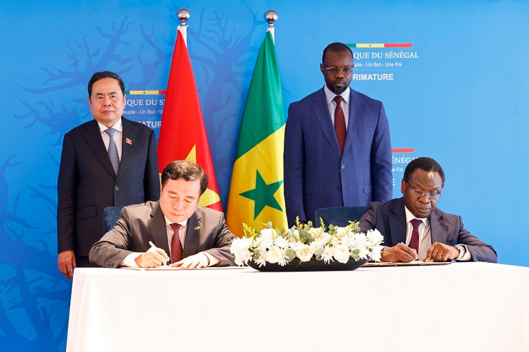 Chủ tịch Quốc hội Trần Thanh Mẫn và Thủ tướng Senegal Ousmane Sonko chứng kiến Bộ Công Thương Việt Nam và Bộ Công Thương Senegal ký kết Bản ghi nhớ về thương mại gạo. (Ảnh: TTXVN) vna-potal-chu-tich-quoc-hoi-va-thu-tuong-senegal-chung-kien-bo-nganh-dia-phuong-2-nuoc-ky-ket-hop-tac-8168262.jpg