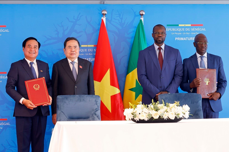Chủ tịch Quốc hội Trần Thanh Mẫn và Thủ tướng Senegal Ousmane Sonko chứng kiến Bộ Nông nghiệp và Môi trường Việt Nam và Bộ Nông nghiệp và Chủ quyền lương thực và Chăn nuôi Senegal ký kết Bản ghi nhớ về hợp tác trong lĩnh vực nông nghiệp. (Ảnh: TTXVN) vna-potal-chu-tich-quoc-hoi-va-thu-tuong-senegal-chung-kien-bo-nganh-dia-phuong-2-nuoc-ky-ket-hop-tac-8168249.jpg