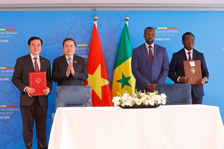 Chủ tịch Quốc hội Trần Thanh Mẫn và Thủ tướng Senegal Ousmane Sonko chứng kiến Bộ Công Thương Việt Nam và Bộ Công Thương Senegal ký kết Bản ghi nhớ về thương mại gạo. (Ảnh: TTXVN) vna-potal-chu-tich-quoc-hoi-va-thu-tuong-senegal-chung-kien-bo-nganh-dia-phuong-2-nuoc-ky-ket-hop-tac-8168253.jpg