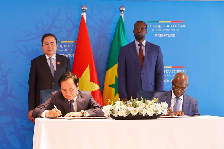 Chủ tịch Quốc hội Trần Thanh Mẫn và Thủ tướng Senegal Ousmane Sonko chứng kiến Bộ Nông nghiệp và Môi trường Việt Nam và Bộ Nông nghiệp và Chủ quyền lương thực và Chăn nuôi Senegal ký kết Bản ghi nhớ về hợp tác trong lĩnh vực nông nghiệp. (Ảnh: TTXVN) vna-potal-chu-tich-quoc-hoi-va-thu-tuong-senegal-chung-kien-bo-nganh-dia-phuong-2-nuoc-ky-ket-hop-tac-8168252.jpg