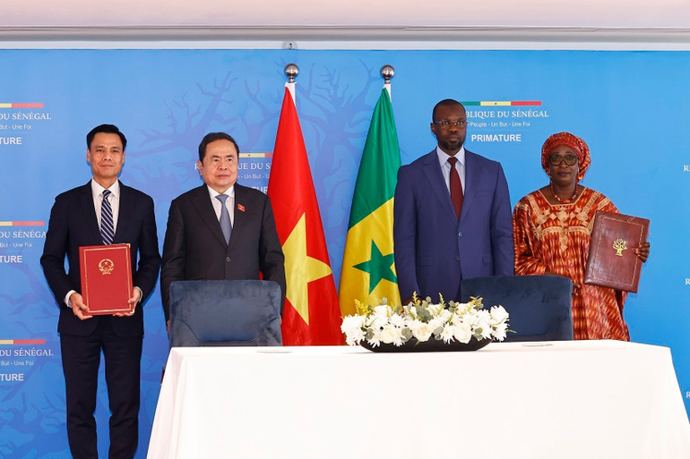 Chủ tịch Quốc hội Trần Thanh Mẫn và Thủ tướng Senegal Ousmane Sonko chứng kiến Bộ Ngoại giao Việt Nam và Bộ Hội nhập châu Phi và Ngoại giao Senegal ký kết Bản ghi nhớ về hợp tác. (Ảnh: TTXVN) vna-potal-chu-tich-quoc-hoi-va-thu-tuong-senegal-chung-kien-bo-nganh-dia-phuong-2-nuoc-ky-ket-hop-tac-8168244.jpg