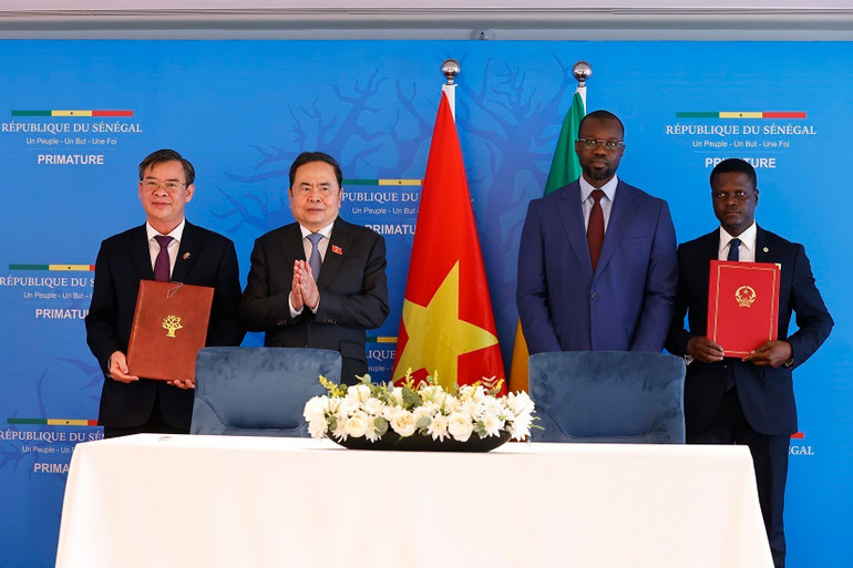 Chủ tịch Quốc hội Trần Thanh Mẫn và Thủ tướng Senegal Ousmane Sonko chứng kiến lãnh đạo 2 thành phố Cần Thơ (Việt Nam) với Ziguinchor (Senegal) trao Ý định thư về phát triển quan hệ hữu nghị và hợp tác. (Ảnh: TTXVN) vna-potal-chu-tich-quoc-hoi-va-thu-tuong-senegal-chung-kien-bo-nganh-dia-phuong-2-nuoc-ky-ket-hop-tac-8168251.jpg