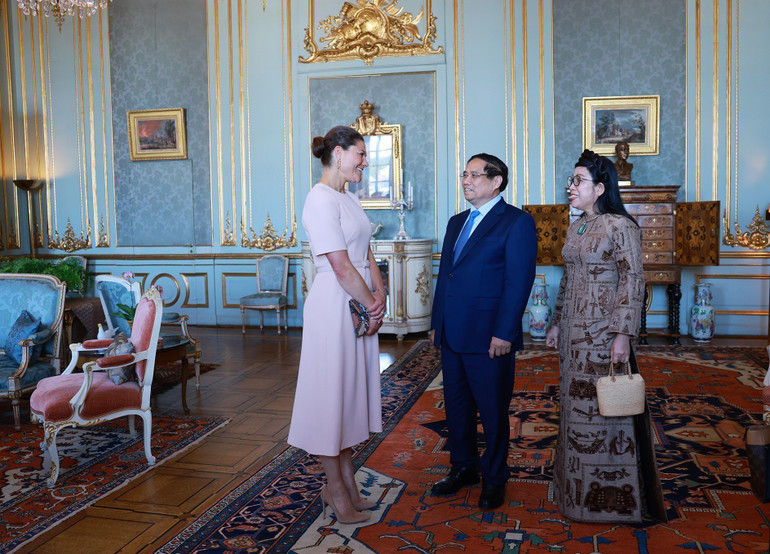 Thủ tướng Phạm Minh Chính và Phu nhân Lê Thị Bích Trân chào xã giao Công chúa Kế vị Victoria Ingrid Alice Désirée. (Ảnh: TTXVN) cong-chua-2.jpg