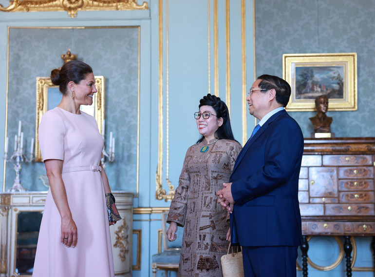 Thủ tướng Phạm Minh Chính và Phu nhân Lê Thị Bích Trân chào xã giao Công chúa Kế vị Victoria Ingrid Alice Désirée. (Ảnh: TTXVN) cong-chua-5.jpg