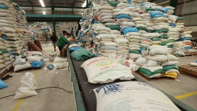 Đưa nguyên liệu gạo vào chế biến phục vụ thị trường trong nước và xuất khẩu ở nhà máy gạo Hạnh Phúc, xã Lương An Trà, huyện Tri Tôn, tỉnh An Giang. (Ảnh: TTXVN) ttxvn-gao-viet-nam-xuat-khau-resize-1359.jpg