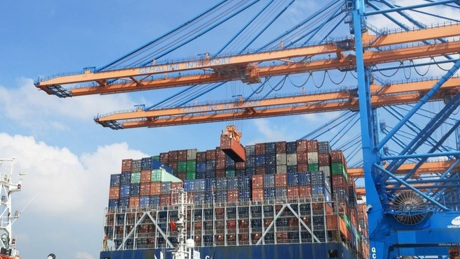 Việt Nam đã đạt được kỳ tích “xuất phát điểm thấp, tăng trưởng cao” thông qua “đổi mới và mở cửa”. Trong ảnh: Bốc dỡ container lên tàu trọng tải 200.000DWT tại cảng quốc tế Gemalink, thị xã Phú Mỹ, tỉnh Bà Rịa-Vũng Tàu. (Ảnh: TTXVN) ttxvn-kinh-te-viet-nam-1903-6181.jpg