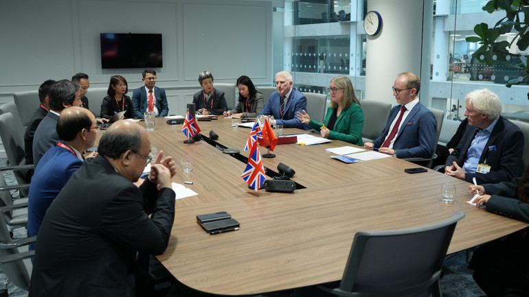 Cuộc gặp trao đổi các định hướng lớn nhằm tăng cường quan hệ đối tác giáo dục, đào tạo và phát triển kỹ năng giữa hai quốc gia. (Ảnh: TTXVN) vna-potal-viet-nam-anh-thuc-day-hop-tac-giao-duc-dao-tao-phat-trien-ky-nang-8376687-6370.jpg