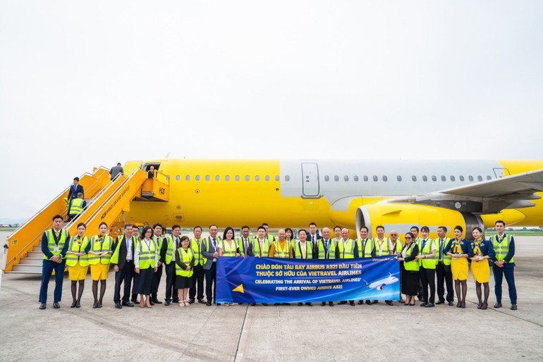 Các đại biểu chụp ảnh lưu niệm cùng chiếc máy bay Airbus A321 đầu tiên thuộc sở hữu của Vietravel Airlines. anh-4.jpg