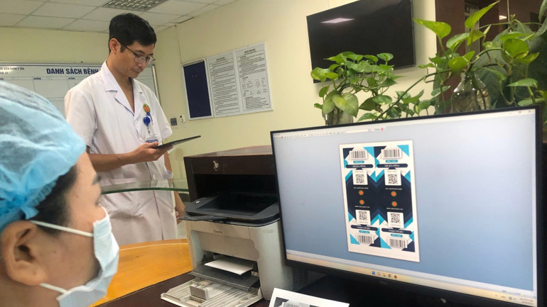 Nhân viên y tế Bệnh viện Quân y 354 kiểm tra thông tin bệnh nhân qua hệ thống mã QR – bước tiến trong số hóa hồ sơ bệnh án. 2-4771.jpg