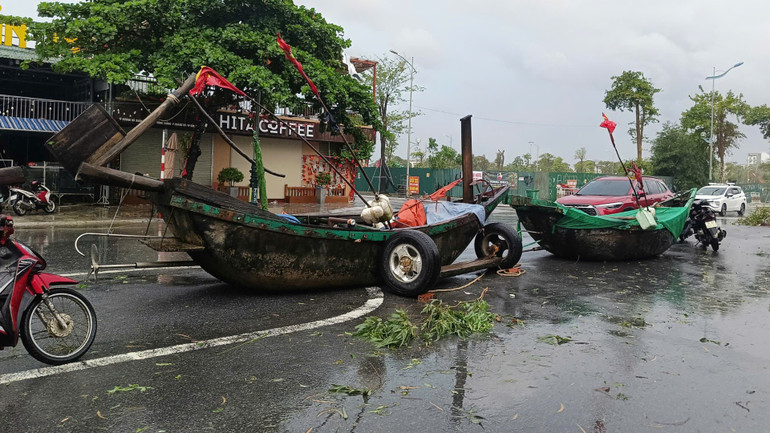 Người dân neo đậu tàu thuyền, phương tiện đánh bắt thủy hải sản lên bờ an toàn trước cơn bão. 492805896122e97cb033-1-9968.jpg