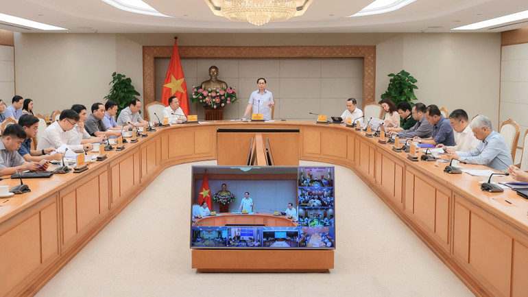 Phó Thủ tướng Bùi Thanh Sơn chủ trì họp rà soát tiến độ các dự án trọng điểm ngành năng lượng. (Ảnh: baochinhphu.vn) a-a13i0764-1759384561226143344973-2404.jpg