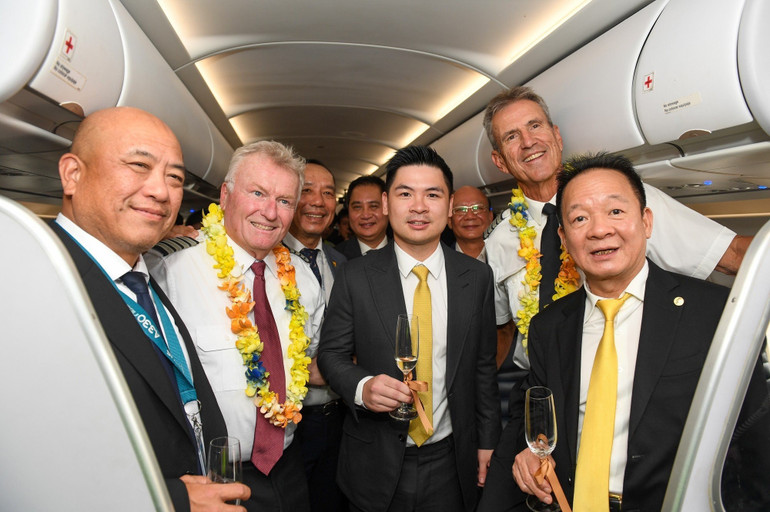 Các đại biểu chúc mừng tổ bay của Airbus A321. anh-3.jpg