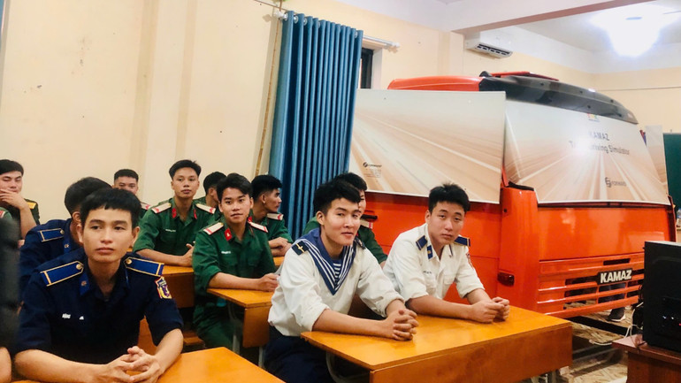 Phòng huấn luyện thực hành lái xe quân sự với cabin mô phỏng tại Trường Cao đẳng Kỹ thuật Quân sự 1. 3-6709.jpg