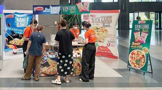 Người tiêu dùng trải nghiệm bộ đôi Viên Canh Kanli và Gia Vị Chiên Cơm Rang Rang.
