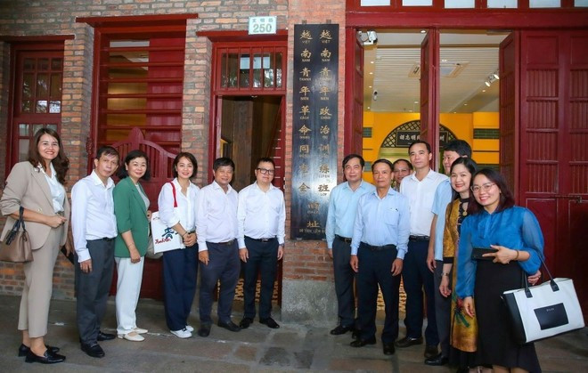 Đoàn công tác Hội Nhà báo Việt Nam thăm nơi Bác Hồ sáng lập Báo Thanh Niên tại Quảng Châu, Trung Quốc. (Ảnh: TTXVN)