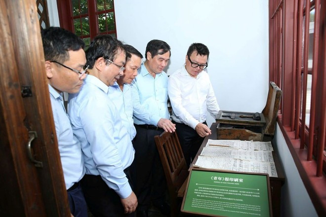 Đoàn công tác tham quan nơi Nguyễn Ái Quốc và các thành viên của Việt Nam Thanh niên Cách mạng Đồng chí Hội tự tay biên soạn, khắc vẽ và in báo. (Ảnh: TTXVN)