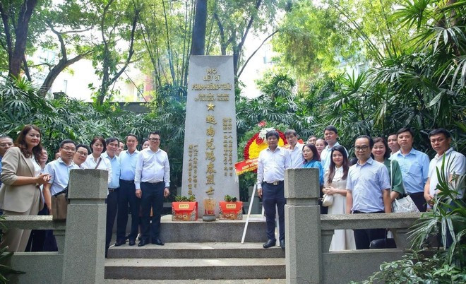 Đoàn công tác của Hội Nhà báo Việt Nam đã tới dâng hoa, dâng hương tưởng niệm Liệt sĩ Phạm Hồng Thái tại Công viên Nghĩa trang Hoàng Hoa Cương, thành phố Quảng Châu. (Ảnh: TTXVN)