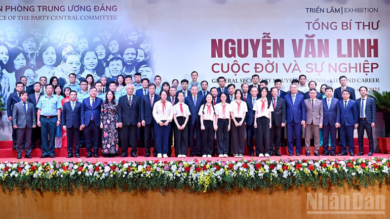 Tổng Bí thư Tô Lâm và các đồng chí lãnh đạo Đảng, Nhà nước và các đại biểu dự Lễ khai mạc Triển lãm “Tổng Bí thư Nguyễn Văn Linh - Cuộc đời và sự nghiệp”. (Ảnh ĐĂNG KHOA) ndo_br_a3-bnd-0754-2558.jpg
