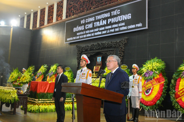 Phó Thủ tướng Thường trực Chính phủ Nguyễn Hòa Bình, Trưởng ban Lễ tang, đọc lời điếu tại Lễ truy điệu. ndo_br_tang-le-tran-phuong-2047.jpg