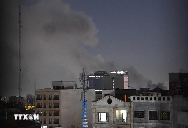 Khói bốc lên sau vụ tấn công tại Tehran, Iran, ngày 1/3/2026. (Ảnh: THX/TTXVN)