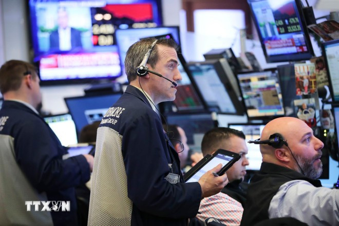 Giao dịch viên tại sàn chứng khoán New York, Mỹ. (Ảnh: THX/TTXVN)