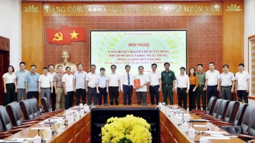 Đại diện Bộ Xây dựng trao quyết định Quy hoạch chung xây dựng Khu kinh tế cửa khẩu Ma Lù Thàng đến năm 2045 cho tỉnh Lai Châu.