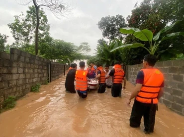 Lực lượng Công an tỉnh Thái Nguyên phối hợp lực lượng cơ sở đưa người dân tại xã Bình Sơn, thành phố Sông Công ra khỏi khu vực ngập lụt. (Ảnh Quang Linh)