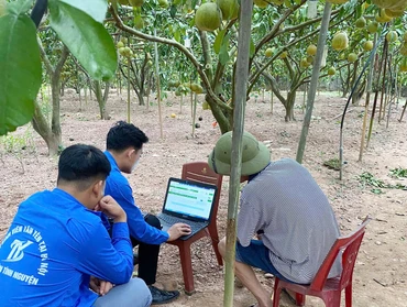 Cán bộ Đoàn Thanh niên xã Phúc Hòa (Tân Yên) hướng dẫn người dân cách đăng ký trên sàn thương mại điện tử. (Ảnh: NGUYỄN MIỀN)