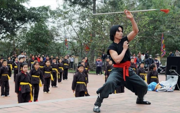 Biểu diễn võ sáo tại lễ hội Yên Thế (Ảnh Văn Thương)