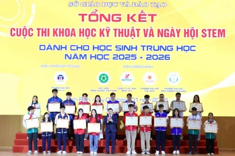Đồng chí Nguyễn Tiến Dũng, Giám đốc Sở Giáo dục và Đào tạo tỉnh Ninh Bình trao giải Nhất cho các dự án.