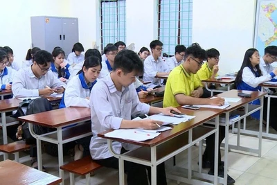 Học sinh lớp 12 miệt mài ôn luyện trong những ngày cuối cùng trước kỳ thi tốt nghiệp trung học phổ thông năm 2025.