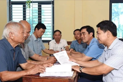 Tổ công tác của Sở Nội vụ Hà Tĩnh trao đổi ý kiến với người dân về chủ trương xây dựng chính quyền địa phương hai cấp.