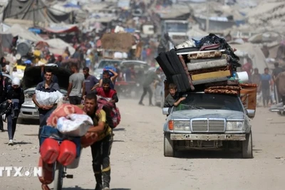 Người dân Palestine sơ tán tránh xung đột tại Gaza. (Ảnh: THX/TTXVN)