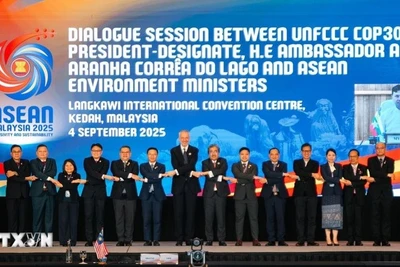 Các đại biểu chụp ảnh trước phiên Đối thoại. (Ảnh: Bùi Hoàn/TTXVN)