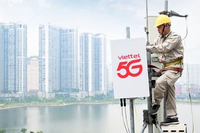 Kỹ thuật viên Viettel lắp đặt trạm phát sóng 5G.
