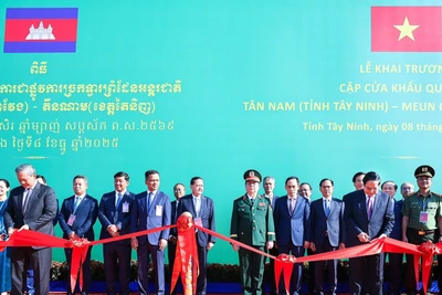 Thủ tướng Chính phủ Phạm Minh Chính và Thủ tướng Campuchia Hun Manet cắt băng khai trương cặp Cửa khẩu quốc tế Tân Nam (Tây Ninh)-Meun Chey (Prey Veng). (Ảnh: VGP/Nhật Bắc)