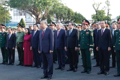 Tổng Bí thư Tô Lâm và các đại biểu dâng hoa, dâng hương tại Tượng đài Chiến thắng. (Ảnh: Thống Nhất/TTXVN)