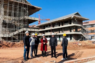 Đại diện lãnh đạo xã Si Pa Phìn kiểm tra tiến độ, chất lượng thi công Trường liên cấp Si Pa Phìn.