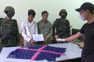 Hai đối tượng Mùa A Vàng và Mùa A Chống Khua bị bắt giữ cùng tang vật.