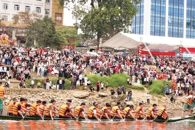 Hội đua thuyền trên sông Lô, tỉnh Tuyên Quang thu hút đông du khách. (Ảnh: ĐỨC THẮNG)