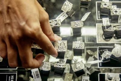 Các món trang sức bạc được trưng bày tại một tiệm vàng bạc ở Indonesia. (Ảnh: Tân Hoa xã)