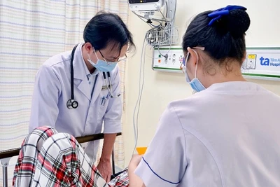 Bệnh nhân bị ngộ độc thực phẩm được bác sĩ Bệnh viện đa khoa Tâm Anh thăm khám sáng 7/11.