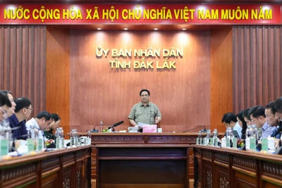 Thủ tướng Phạm Minh Chính họp trực tuyến với các bộ, ngành và bốn tỉnh để chỉ đạo công tác khắc phục hậu quả bão lũ, ổn định đời sống nhân dân, khôi phục sản xuất, kinh doanh. (Ảnh: VGP/Nhật Bắc)