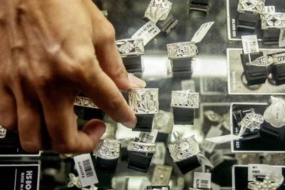 Nhân viên trưng bày các món đồ trang sức bằng bạc tại một cửa hàng trang sức ở Kotagede, Yogyakarta, Indonesia. (Ảnh: Xinhua)