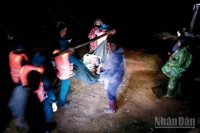 Lực lượng chức năng di dời khẩn cấp người dân trong đêm.